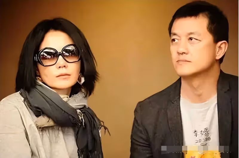 亞鵬夫婦直播玩火：借王菲炒作惹眾怒，學習"汪式營銷"現場翻車