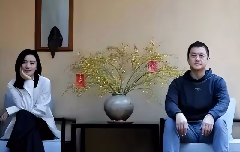 亞鵬夫婦直播玩火：借王菲炒作惹眾怒，學習"汪式營銷"現場翻車