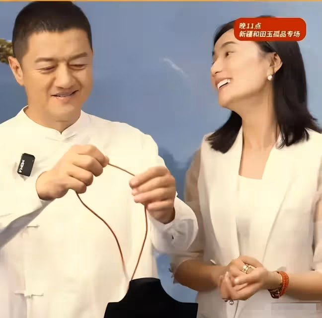 亞鵬夫婦直播玩火：借王菲炒作惹眾怒，學習"汪式營銷"現場翻車
