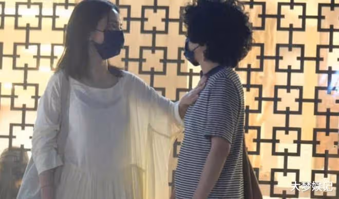 田馥甄、短髮女私約外出!站路邊「肩摸到胸口」一起回香閨全被拍