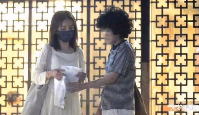 田馥甄、短髮女私約外出!站路邊「肩摸到胸口」一起回香閨全被拍