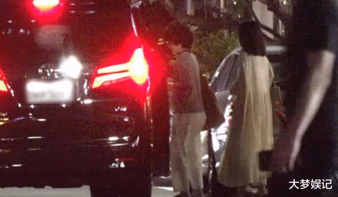田馥甄、短髮女私約外出!站路邊「肩摸到胸口」一起回香閨全被拍