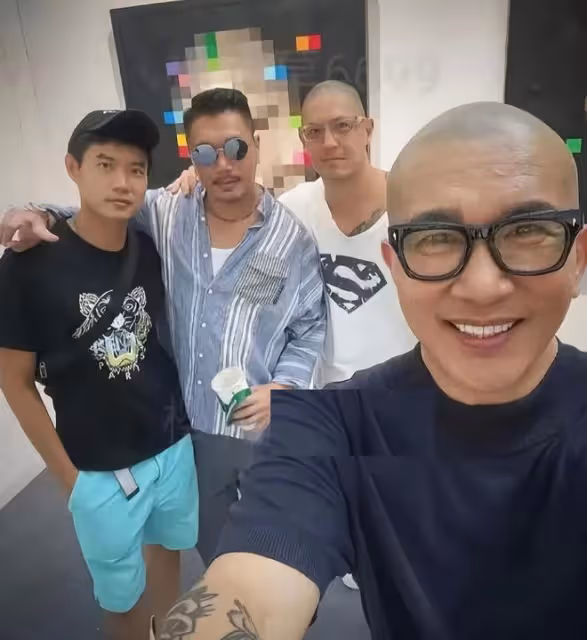大S這次很開心,具俊曄新廣告進入地鐵站,他悶聲做了幾件大事