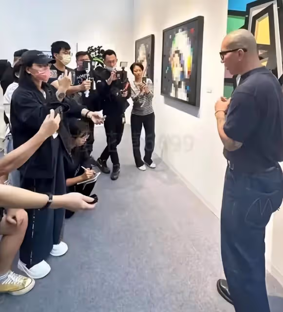 大S這次很開心,具俊曄新廣告進入地鐵站,他悶聲做了幾件大事