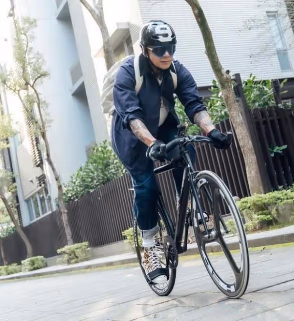 大S這次很開心,具俊曄新廣告進入地鐵站,他悶聲做了幾件大事