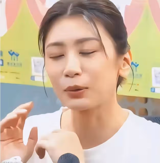 大S這次很開心,具俊曄新廣告進入地鐵站,他悶聲做了幾件大事