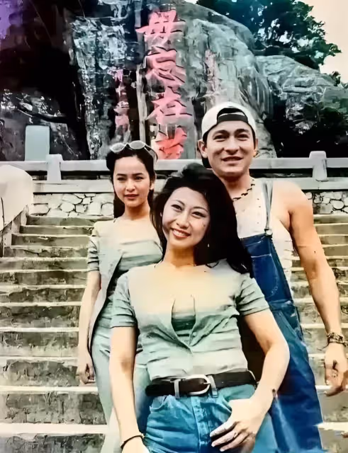 三人只認識兩人！葉倩文、劉德華，後排乖巧「女生」是誰？顏值高過葉倩文，天王主動給她讓位
