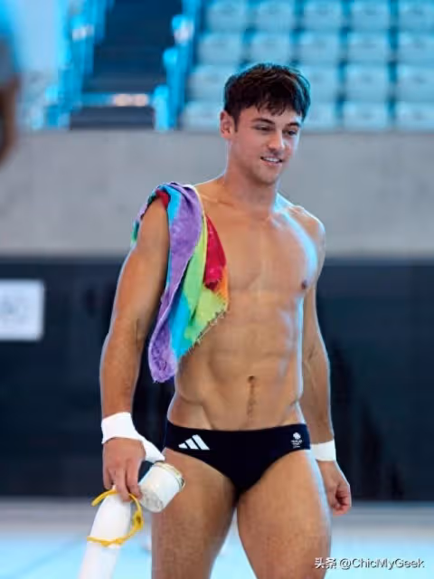 公開出櫃的英國跳水王子,老公大20歲,一家三口羨煞人!