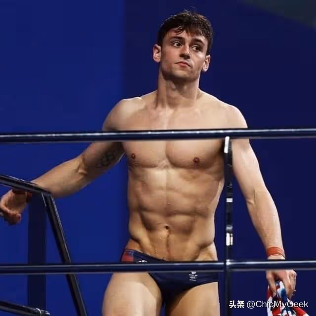 公開出櫃的英國跳水王子,老公大20歲,一家三口羨煞人!