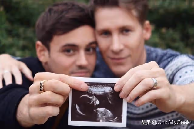 公開出櫃的英國跳水王子,老公大20歲,一家三口羨煞人!