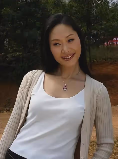 於文華：生下女兒就被拋棄，36歲嫁給網戀小伙，如今怎樣了？