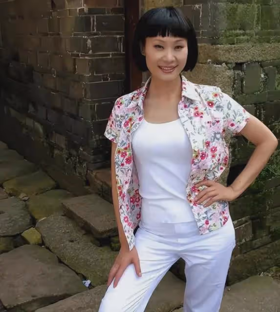 於文華：生下女兒就被拋棄，36歲嫁給網戀小伙，如今怎樣了？