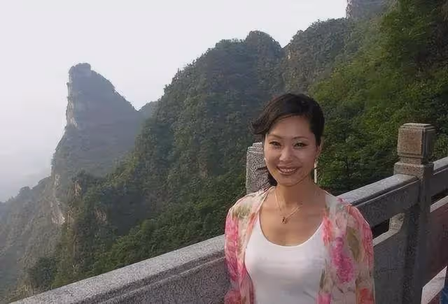 於文華：生下女兒就被拋棄，36歲嫁給網戀小伙，如今怎樣了？