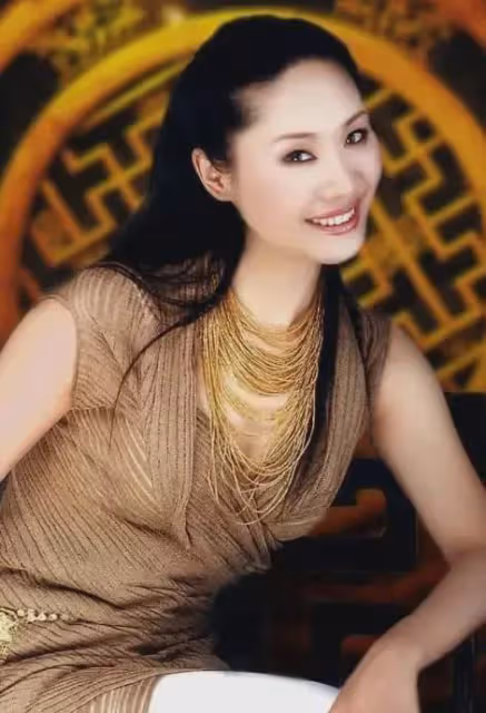於文華：生下女兒就被拋棄，36歲嫁給網戀小伙，如今怎樣了？