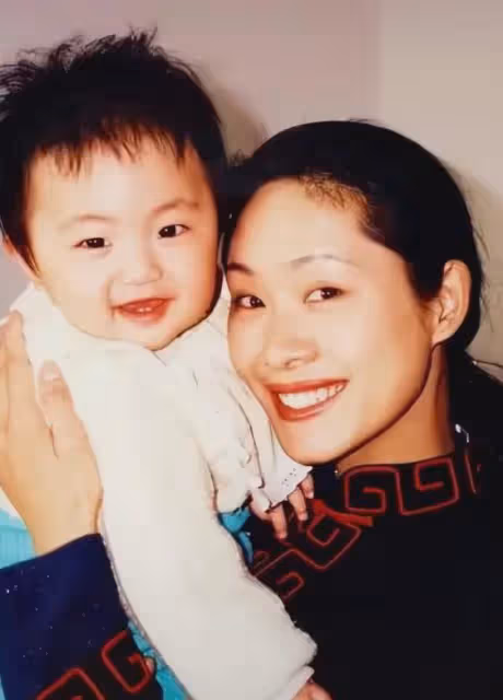 於文華：生下女兒就被拋棄，36歲嫁給網戀小伙，如今怎樣了？