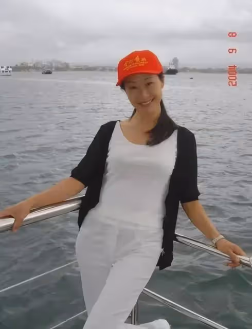 於文華：生下女兒就被拋棄，36歲嫁給網戀小伙，如今怎樣了？