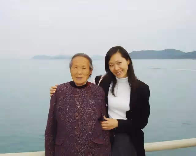 於文華：生下女兒就被拋棄，36歲嫁給網戀小伙，如今怎樣了？