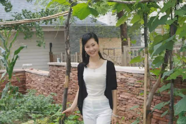 於文華：生下女兒就被拋棄，36歲嫁給網戀小伙，如今怎樣了？