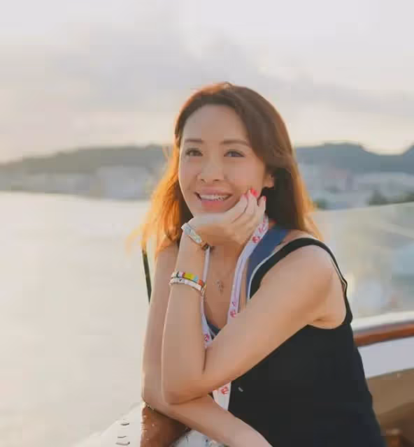 港姐冠軍，撇清與成龍的關係，49歲仍單身，傾世紅顏為何沒人娶？