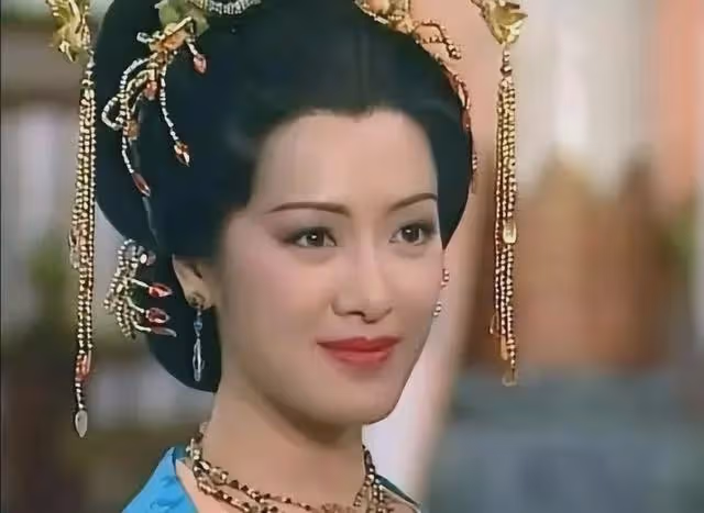 港姐冠軍，撇清與成龍的關係，49歲仍單身，傾世紅顏為何沒人娶？