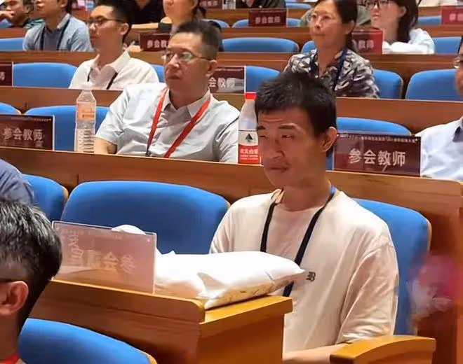 韋東奕參加學校論壇成焦點！手機是五年前的，拎大桶礦泉水引爭議