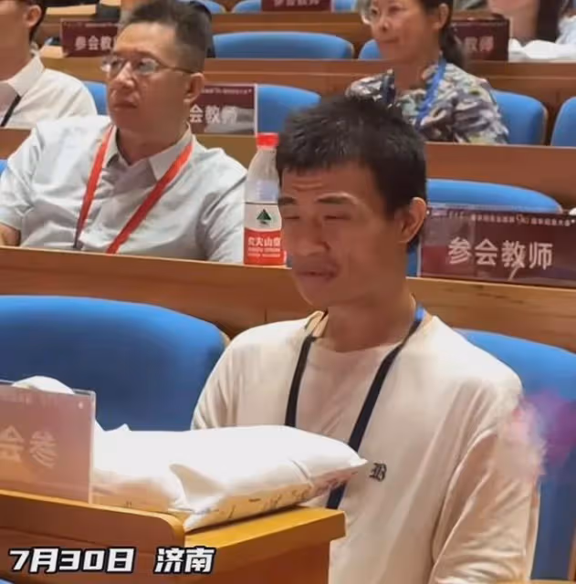 韋東奕參加學校論壇成焦點！手機是五年前的，拎大桶礦泉水引爭議