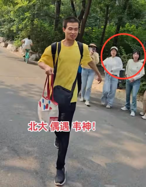 韋東奕參加學校論壇成焦點！手機是五年前的，拎大桶礦泉水引爭議
