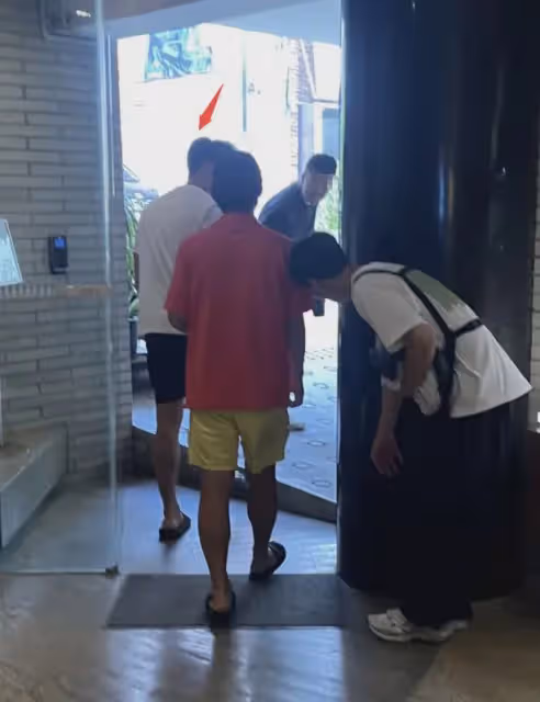 玄彬美容院被拍，穿拖鞋大褲衩接地氣，一身腱子肉體格好壯實