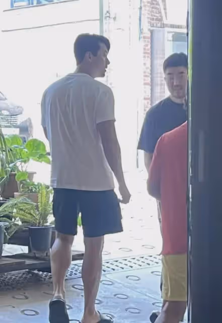 玄彬美容院被拍，穿拖鞋大褲衩接地氣，一身腱子肉體格好壯實