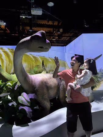 柯有倫看恐龍展女兒被嚇哭 「彈跳到爸爸身上」畫面曝