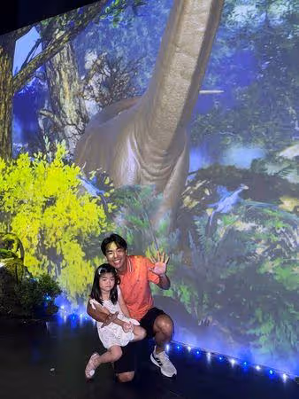 柯有倫看恐龍展女兒被嚇哭 「彈跳到爸爸身上」畫面曝