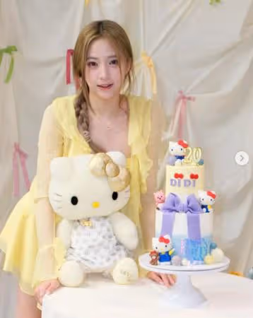 直擊歐陽娣娣慶生「妮妮、娜娜全到齊」！低胸開2洞穿超辣 萬人朝聖贊爆