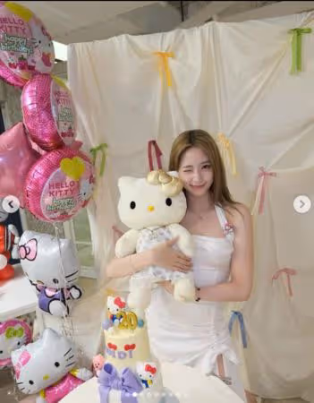 直擊歐陽娣娣慶生「妮妮、娜娜全到齊」！低胸開2洞穿超辣 萬人朝聖贊爆