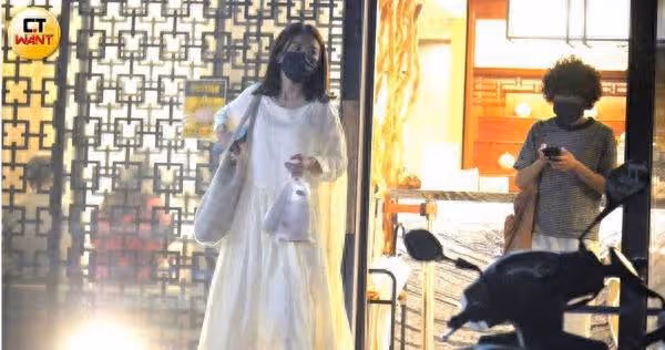 直擊Hebe、短髮女私約外出!站路邊「肩摸到胸口」一起回香閨全被拍