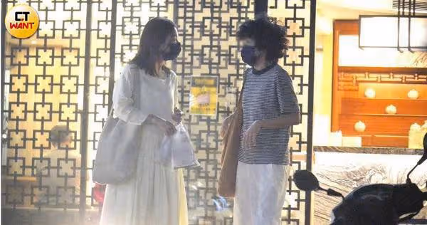 直擊Hebe、短髮女私約外出!站路邊「肩摸到胸口」一起回香閨全被拍
