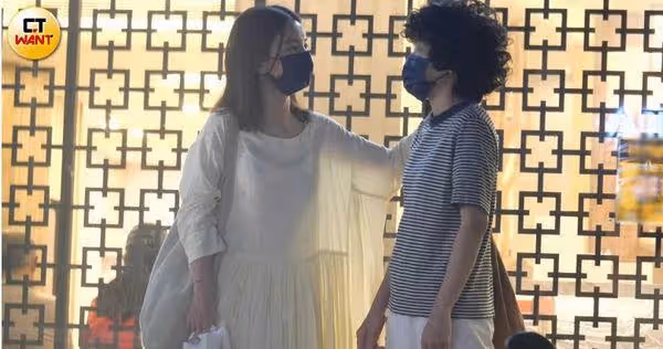 直擊Hebe、短髮女私約外出!站路邊「肩摸到胸口」一起回香閨全被拍