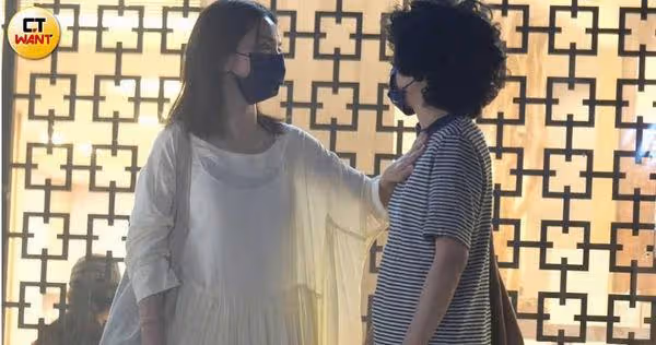 直擊Hebe、短髮女私約外出!站路邊「肩摸到胸口」一起回香閨全被拍