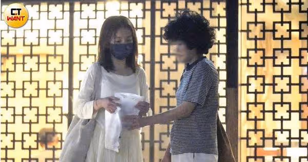 直擊Hebe、短髮女私約外出!站路邊「肩摸到胸口」一起回香閨全被拍