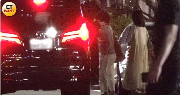 直擊Hebe、短髮女私約外出!站路邊「肩摸到胸口」一起回香閨全被拍