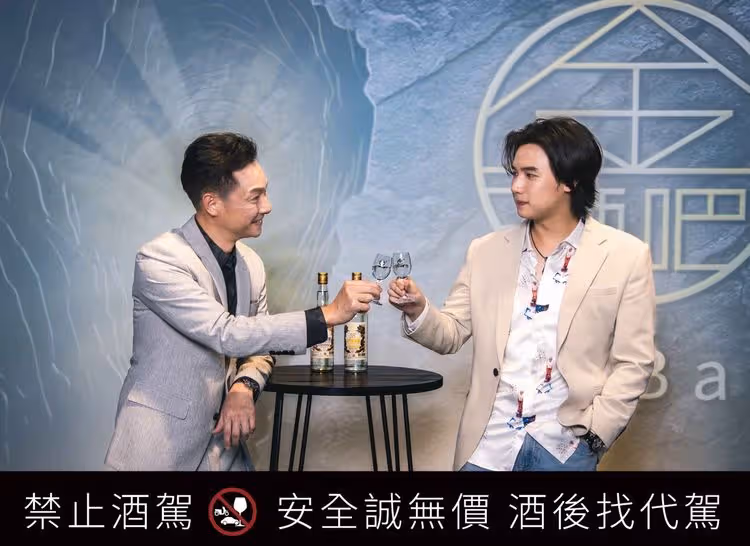 最生疏父子！謝祖武父子首合體代言互打招呼「你好」　潤滑劑媽媽：他倆相愛相殺