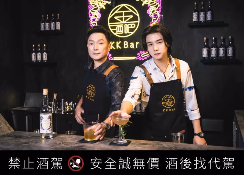 最生疏父子！謝祖武父子首合體代言互打招呼「你好」　潤滑劑媽媽：他倆相愛相殺