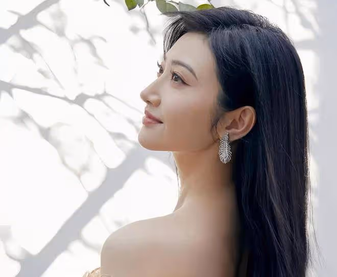 四海重明:男主實力不足,女主36歲「扮嫩」演少女,演的什麼?