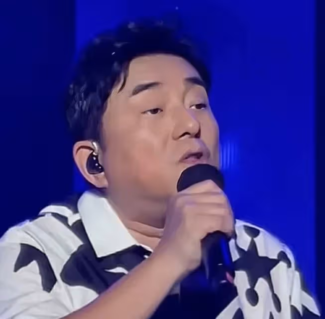 香港歌手呂方減肥失敗，胖到不見脖顯油膩，娶富婆妻子老來得女