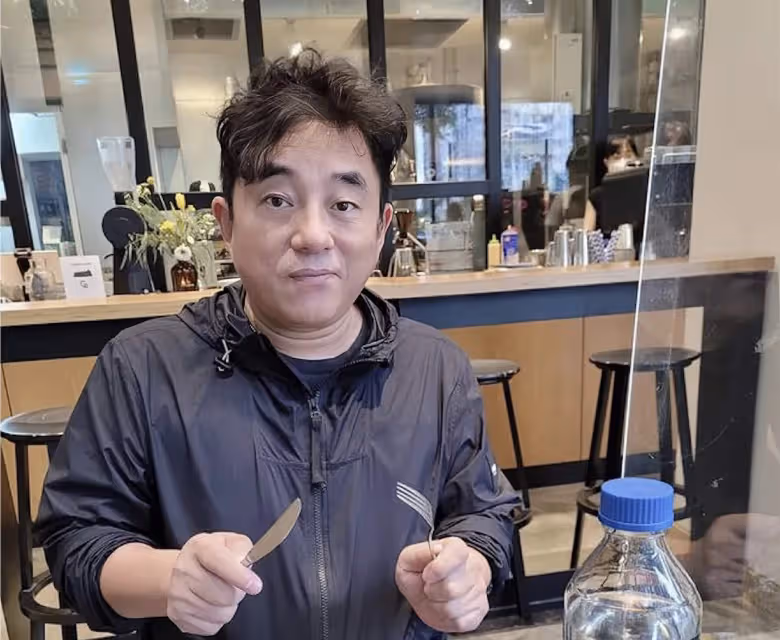 香港歌手呂方減肥失敗，胖到不見脖顯油膩，娶富婆妻子老來得女