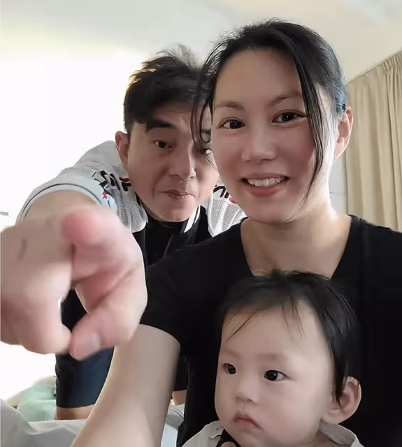 香港歌手呂方減肥失敗，胖到不見脖顯油膩，娶富婆妻子老來得女
