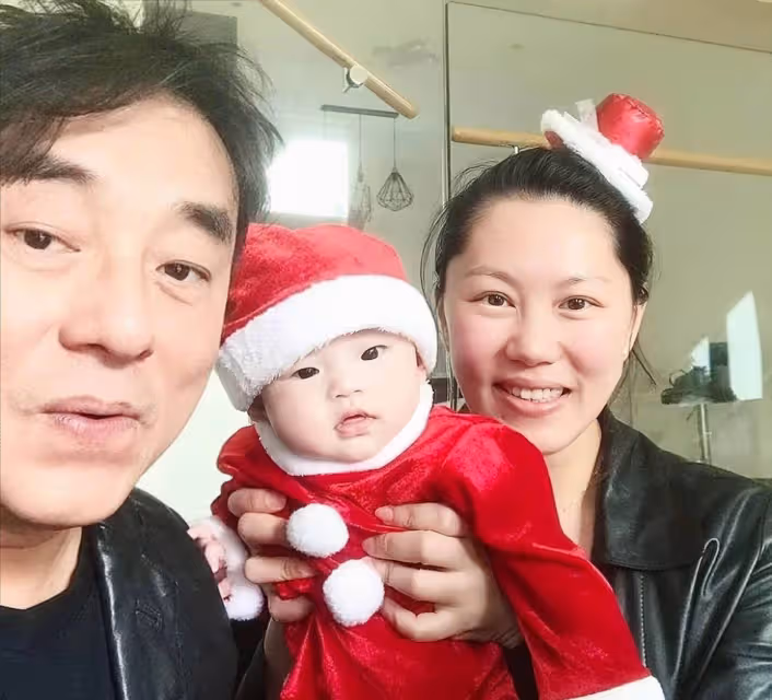 香港歌手呂方減肥失敗，胖到不見脖顯油膩，娶富婆妻子老來得女