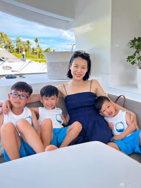 港星胡杏兒馬爾地夫度假玩嗨！狂炫美食仍自律，島上做高難度瑜伽
