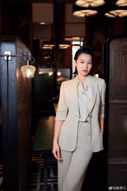 港星胡杏兒馬爾地夫度假玩嗨！狂炫美食仍自律，島上做高難度瑜伽