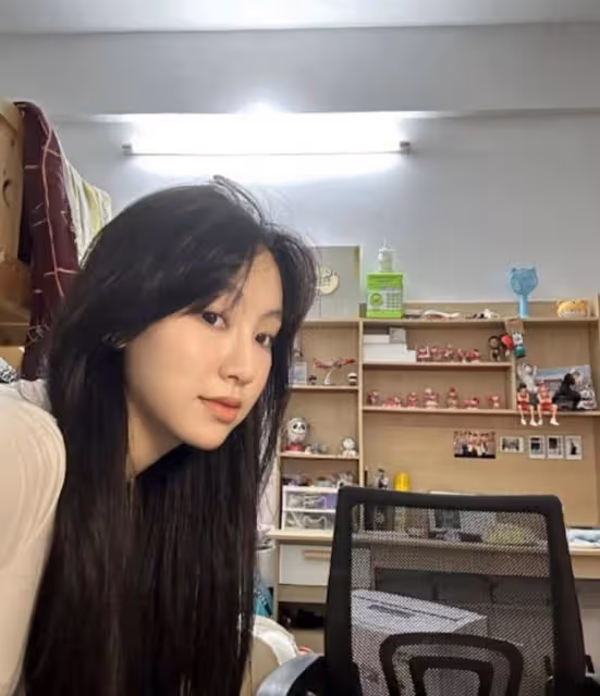 少女感滿滿！炎明熹回鄉下探親曬與胞妹合照，顏值飆升直逼姐姐