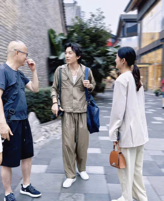 TVB小生袁偉豪攜妻閃現成都！太古里打卡被路人認出，顏值疑回春